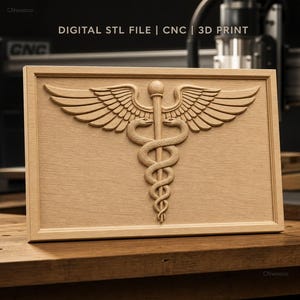 Puede incluir: Una placa rectangular de madera con un símbolo de caduceo tallado con dos serpientes enroscadas alrededor de un bastón alado. El texto DIGITAL STL FILE | CNC | 3D PRINT es visible en la parte superior. El relieve muestra plumas y escamas.