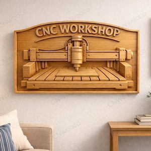 Könnte beinhalten: Holztafel für eine CNC-Werkstatt mit dem Text "CNC WORKSHOP" oben eingraviert. Das Schild zeigt ein detailliertes Relief einer CNC-Maschine. Es ist an einer weißen Wand montiert, mit einer Lampe und Möbeln im Hintergrund.