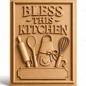 Könnte beinhalten: Eine rechteckige Wandtafel aus Holz mit dem geschnitzten Text "BLESS THIS KITCHEN" über Reliefbildern eines Nudelholzes, eines Löffels, einer Schürze mit Herztasche und eines Schneebesens, mit einem leeren rechteckigen Feld am unteren Rand.