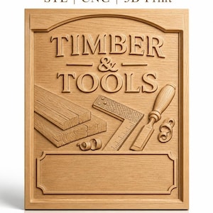 以下が含まれることがあります： 「TIMBER & TOOLS」と彫られた長方形の木製看板。積み重ねられた木材、差し金、ノミ、木くずのレリーフが施されている。下部には空の長方形の枠がある。上部のテキストは「STL | CNC | 3D Print」と書かれている。