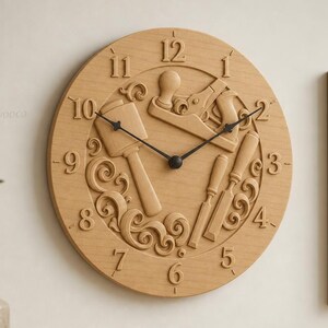 Peut inclure: Une horloge murale ronde en bois avec des chiffres en relief et un motif sculpté représentant des outils de menuiserie, dont un maillet, un rabot et un ciseau, entourés de volutes. Elle possède des aiguilles noires et le texte STL | CNC | 3D Print et DIGITAL FILE.