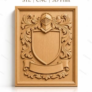 Könnte beinhalten: Eine rechteckige Holzplatte mit einem geschnitzten Wappenmotiv, bestehend aus einem zentralen Schild, einem Ritterhelm oben und einem leeren Banner unten, umgeben von ornamentalen Schnörkeln. Der Text STL | CNC | 3D Print steht darüber.