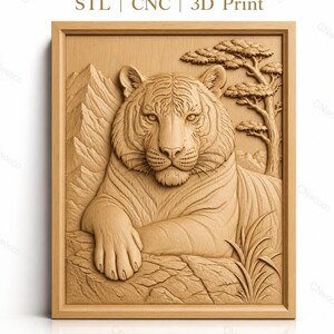 Peut inclure: Une plaque murale rectangulaire en bois présentant une sculpture en relief d'un tigre au repos dans un paysage avec des montagnes et un arbre. Le texte "STL | CNC | 3D Print" est affiché en haut. La sculpture montre des détails de fourrure.