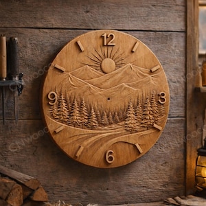 Peut inclure: Une horloge ronde en bois avec un paysage de montagnes et de forêts sculpté. Le cadran affiche les chiffres 12, 3, 6 et 9. L'horloge est fixée sur un mur en bois, créant une ambiance rustique.