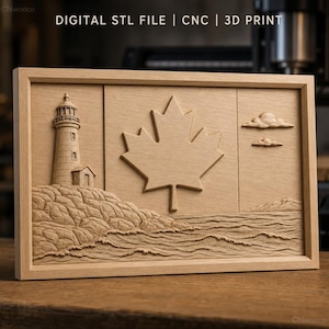 Op de afbeelding: Een rechthoekig houten wanddecoratie met een reliëfsnijwerk van een vuurtoren op een rotsachtige kust, een centraal esdoornblad en twee wolken. De tekst DIGITAL STL FILE | CNC | 3D PRINT is zichtbaar bovenaan de lichtbruine houten lijst.