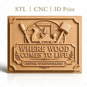 Puede incluir: Un letrero rectangular de madera con un relieve tallado de herramientas de carpintería que incluyen un cincel, un cepillo, una escuadra y un mazo. El texto dice "WHERE WOOD COMES TO LIFE" y "CUSTOM WOODWORKING" con "STL | CNC | 3D Print" arriba.