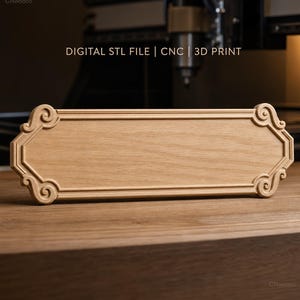 Könnte beinhalten: Eine rechteckige, helle Holzplatte mit einer glatten Mitte und dekorativen, geschnitzten Schnörkeln an allen vier Ecken. Der Text DIGITAL STL FILE | CNC | 3D PRINT ist über dem Objekt sichtbar, das eine natürliche Holzmaserung aufweist.