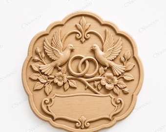 Op de afbeelding: Houten reliëfsnijwerk met twee duiven, trouwringen en bloemmotieven. Het ontwerp bevat de tekst "STL | CNC | 3D Print". Het snijwerk is lichtbruin van kleur en heeft een decoratieve, geschulpte rand.
