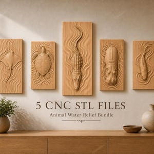 Op de afbeelding: Vijf houten wandkunstpanelen met gebeeldhouwde dierenreliëfs: een rog, schildpad, krokodil, nijlpaard en vis. De tekst "5 CNC STL FILES Animal Water Relief Bundle" staat eronder. De panelen hangen aan een lichtgekleurde muur.