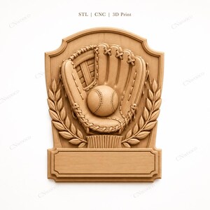 Op de afbeelding: Een houten baseball-thema plaquette met een honkbalhandschoen, honkbal en laurierkrans. De plaquette heeft een rechthoekig gebied voor tekst aan de onderkant en de tekst "STL | CNC | 3D Print" aan de bovenkant.