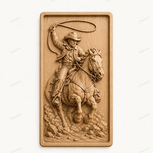 Könnte beinhalten: Holzreliefschnitzerei eines Cowboys auf einem Pferd, der ein Lasso wirft. Der Cowboy trägt einen Hut und eine Jacke, das Pferd ist in Bewegung. Die Schnitzerei befindet sich in einem rechteckigen Rahmen, mit dem Text "STL | CNC | 3D Print" oben.