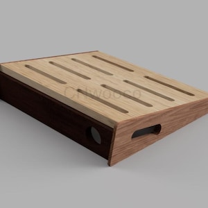 Puede incluir: Un pedalboard de madera con una parte superior inclinada y una base de color marrón oscuro. La parte superior tiene múltiples ranuras para pedales y una manija en el lateral.