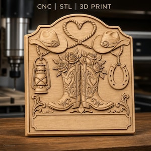 Könnte beinhalten: Eine hellbraune Holzplatte mit einer 3D-Reliefschnitzerei von zwei Cowboystiefeln mit Rosen, einer Laterne, einem Hufeisen und zwei Cowboyhüten, die durch ein Seilherz verbunden sind. Der Text CNC | STL | 3D PRINT ist oben im Bild zu sehen.