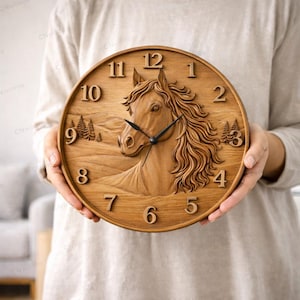 Puede incluir: Un reloj de madera redondo con un tallado en relieve de la cabeza de un caballo. La esfera del reloj tiene números en relieve y manecillas negras. El reloj es de un cálido tono de madera natural y mide unos 30 cm de diámetro.