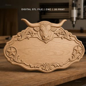 Puede incluir: Un letrero de madera marrón claro con una cabeza de toro tallada en la parte superior central, flanqueada por volutas ornamentales y una estrella de cinco puntas a cada lado. El texto DIGITAL STL FILE | CNC | 3D PRINT es visible arriba.