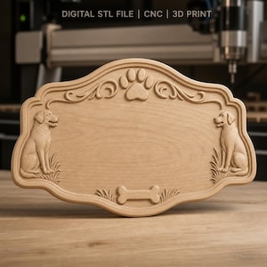 Peut inclure: Une plaque en bois clair avec des sculptures représentant deux chiens assis, une empreinte de patte centrale et un os en bas. Le texte DIGITAL STL FILE | CNC | 3D PRINT est visible en haut. La plaque présente un bord festonné décoratif.