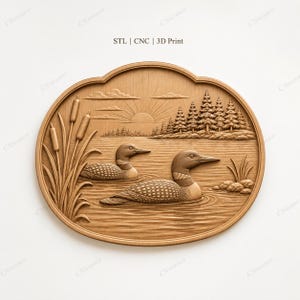 Puede incluir: Una talla en relieve de madera, circular, que representa dos somorgujos nadando en un lago, con juncos, árboles y un amanecer. El texto "STL | CNC | 3D Print" está en la parte superior. La talla es en tonos marrones.