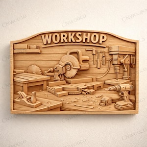 Puede incluir: Un letrero de madera con la palabra "WORKSHOP" tallada en la parte superior. El letrero presenta un detallado relieve de varias herramientas de carpintería, incluyendo una sierra circular, una taladradora de columna y herramientas manuales, todo en tono madera natural.