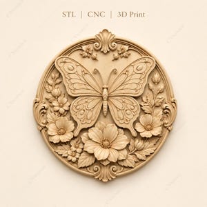 Peut inclure: Sculpture en bois en relief représentant un papillon aux ailes déployées, entouré de fleurs et de feuilles. Le design est circulaire, avec le texte "STL | CNC | 3D Print". La sculpture est de couleur bois naturel.
