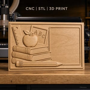 Könnte beinhalten: Eine rechteckige hellbraune Holzplatte mit einem geschnitzten Reliefdesign von Schulmaterialien, darunter ein Lineal, ein Apfel, eine Tafel mit den Buchstaben ABC, ein Stapel aus drei Büchern und ein Bleistift, mit dem Text CNC | STL | 3D PRINT.