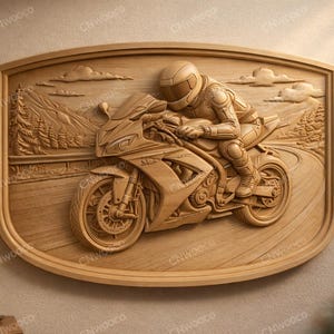 Puede incluir: Talla en relieve de madera de un corredor de motos en una carretera sinuosa. La obra de arte presenta una representación detallada de una motocicleta y un piloto, con un telón de fondo de montañas y árboles. La pieza está enmarcada en una placa de madera ovalada marrón claro.