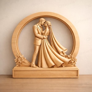Puede incluir: Un adorno de pastel de boda de madera que representa a una pareja abrazándose dentro de un marco circular. La escultura está tallada en madera de color claro, con detalles florales en la base y una plataforma rectangular.