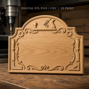 Op de afbeelding: Een lichtbruin houten bord met een uitgesneden boogvormige bovenkant met de tekst DIGITAL STL FILE | CNC | 3D PRINT. De rand is versierd met reliëfs van een schaaf, tandwielen, beitels, een winkelhaak en een driehoekige liniaal.