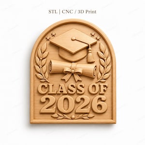 Può includere: Targa in legno con la scritta "CLASS OF 2026". La targa presenta un cappello di laurea, un diploma arrotolato con un fiocco e rami di alloro. Il testo "STL | CNC / 3D Print" è in alto.