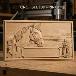 Pode incluir: Uma placa retangular de madeira com um entalhe em relevo de uma cabeça de cavalo apoiada numa cerca. O design inclui uma ferradura à esquerda, uma corda enrolada à direita, uma paisagem com um sol e uma placa central em branco. Texto: CNC | STL | 3D PRINT.