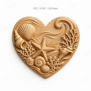 Könnte beinhalten: Holz-Wandkunst in Herzform mit detailliertem Relief von Muscheln, Seesternen und Korallen. Das Design enthält den Text "STL | CNC | 3D Print". Das Kunstwerk ist aus hellem Holz geschnitzt und zeigt die natürliche Maserung.