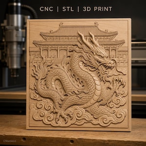 Może przedstawiać: Prostokątny drewniany panel ze szczegółowym reliefem przedstawiającym smoka wśród chmur oraz tradycyjny budynek w tle. Napis CNC | STL | 3D PRINT jest widoczny u góry, a CNwooco w lewym dolnym rogu.