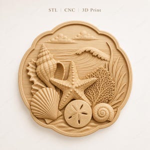 Könnte beinhalten: Holzreliefschnitzerei mit einer Strandszene mit Muscheln, einem Seestern und einem Sanddollar. Die Schnitzerei enthält den Text "STL | CNC | 3D Print". Das Design ist hellbraun.