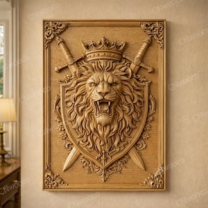 Op de afbeelding: Houten wandkunst met een gedetailleerd reliëfsnijwerk van een leeuwenkop, kroon, schild en gekruiste zwaarden. Het kunstwerk is omlijst met sierlijke hoekontwerpen en heeft een natuurlijke houten afwerking, geschikt voor woondecoratie.