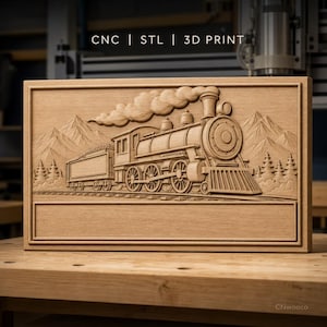 Puede incluir: Una placa rectangular de madera con una talla en relieve de una locomotora de vapor que viaja a través de un paisaje montañoso con pinos y humo. El texto CNC | STL | 3D PRINT es visible en la parte superior y un espacio rectangular vacío en la parte inferior.