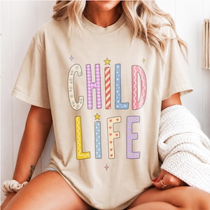 Barnlivsspecialistskjorta, färgglad mönsterbokstäver-T-shirt, CCLS-present, pediatrisk sjukhuspersonal, barnutveckling, vårdpersonalkläder
