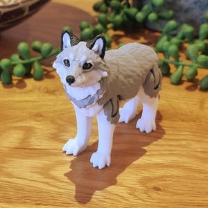 Juguete antiestrés articulado con forma de lobo gris – Compañero de escritorio impreso en 3D, fabricado en el Reino Unido. Regalo ideal para amantes de los animales.