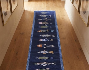 Alfombra de pasillo Oushak anudada a mano, alfombra de lana con motivo de peces, alfombra de estilo turco azul marino.