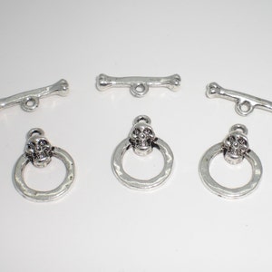 Antiqued Silver Pewter Skull and Bones Toggle Clasp Set of 3 imagem 2