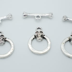 Antiqued Silver Pewter Skull and Bones Toggle Clasp Set of 3 imagem 1