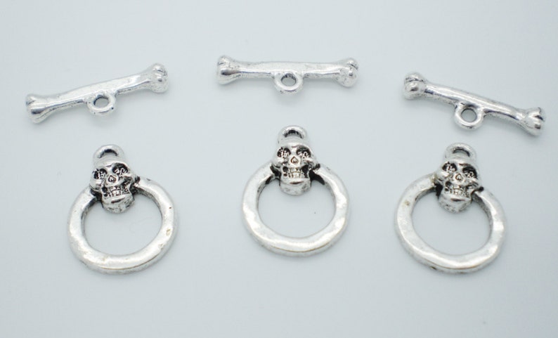 Antiqued Silver Pewter Skull and Bones Toggle Clasp Set of 3 imagem 1