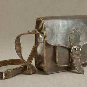 Bolso bandolera de piel de cabra marrón oscuro hecho a mano: bolso de hombro de piel de cabra premium para uso diario.