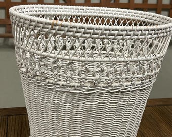 Vintage White Wicker Trash Bin – MCM Mid Century Modern – Classic Coastal Bathroom Decor – Excellent Condition