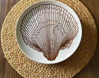 Fitz and Floyd Snack Plates with Cup Holder – Set of 4 – Neutral Coastal Shell Design – Vintage TV Tray Plates – Beach House Entertaining
