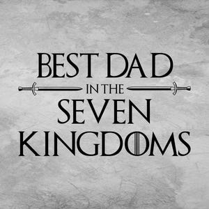 Könnte beinhalten: Ein Grafikdesign mit dem schwarzen Text BEST DAD IN THE SEVEN KINGDOMS auf einem hellgrauen, strukturierten Hintergrund. Die Wörter sind durch eine horizontale Linie mit einem Schwert an jedem Ende getrennt, und das O in KINGDOMS ist stilisiert.