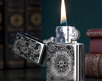 Accendino in metallo inciso Black Ice con motivo floreale vintage • Antivento, ricaricabile, regalo per lui