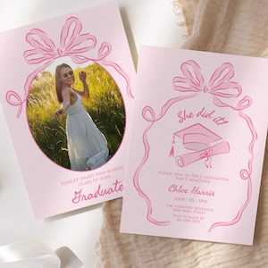 Modèle de carte d'invitation fête de remise des diplômes photo avec noeud rose lunatique carte d'études supérieures bricolage dessinée à la main Doodle faire-part de fin d'études inviter de remise des diplômes