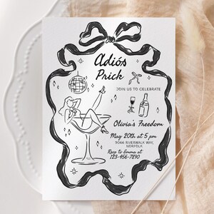 Könnte beinhalten: Eine schwarz-weiße illustrierte Einladungskarte mit einem verspielten Design. Die Karte zeigt eine Frau, die in einem Martini-Glas sitzt, eine Discokugel und den Text "Adiós Prick. Feiern Sie mit uns Olivias Freiheit. 20. Mai um 17 Uhr. 3034 Riverwalk Way, Norfolk. RSVP an Emma unter 123-456-7890."