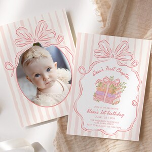 Puede incluir: Dos tarjetas de invitación de cumpleaños rectangulares con fondo de rayas verticales rosa claro y blanco. Las tarjetas presentan un marco de lazo rosa dibujado a mano. Una muestra la foto de un bebé, la otra una pila de libros con el texto Elisa's First Chapter, Join us to celebrate, Elisa's 1st birthday, June 25, 5PM, The Anderson Residence, 1234 Main Street, RSVP to Elisa by 123-456-7890.