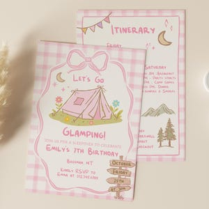 Könnte beinhalten: Rosa-weiß karierte Einladung mit dem Text "Let's Go Glamping!" und einer Geburtstagsparty-Reiseroute. Die Einladung zeigt eine Zeltillustration, Blumen und ein Wegweiser. Zwei weiße Kerzen befinden sich auf der rechten Seite.