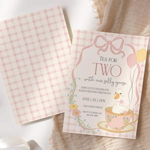 Puede incluir: Una invitación a cuadros rosa claro y blanco con el texto "Tea for Two with our silly goose". La invitación presenta un ganso de dibujos animados en una taza de té, con globos y detalles florales.